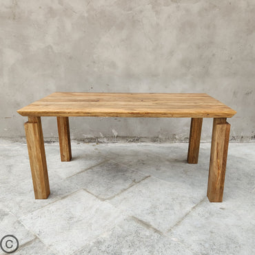 Table à manger rectangulaire en bois de manguier massif, au design sobre et naturel, avec pieds épais assortis. Kukuu, meubles d'intérieur de qualité.